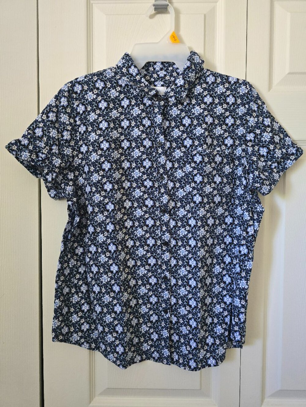 CROFT & BARROW Woman's Floral Button Down Shirt, Medium